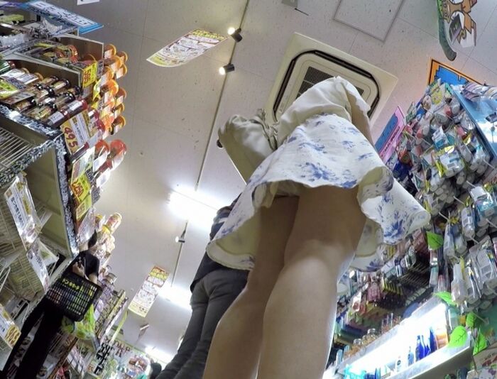 I found a cute girl in de Quijote, so I took an upside down picture www [Panchira image] 13th image
