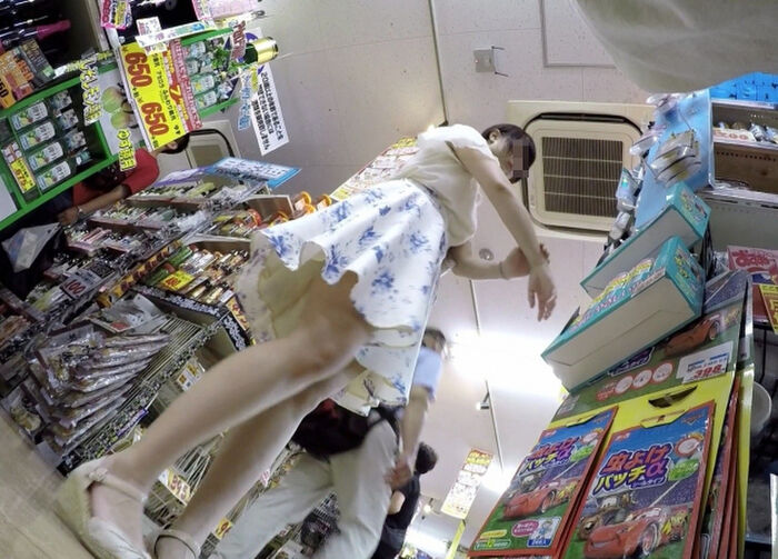 I found a cute girl in de Quijote, so I took an upside down picture www [Panchira image] 2th image