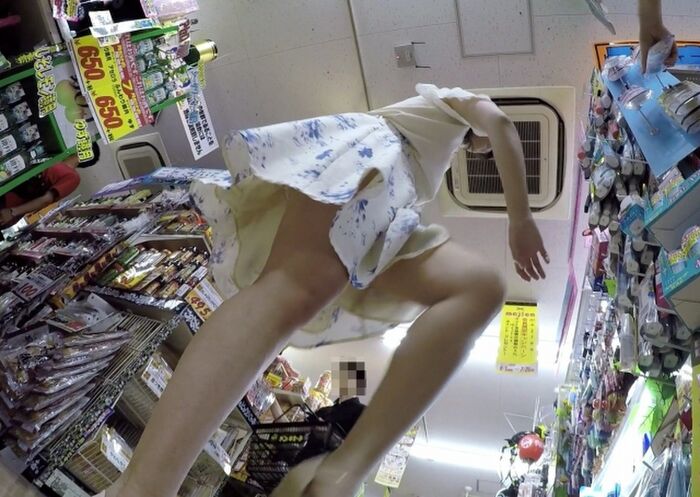 I found a cute girl in de Quijote, so I took an upside down picture www [Panchira image] 4th image