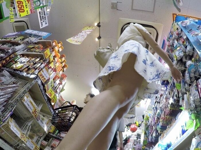 I found a cute girl in de Quijote, so I took an upside down picture www [Panchira image] 5th image