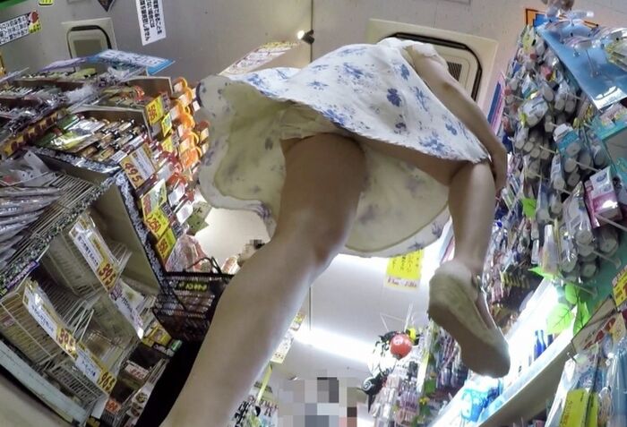 I found a cute girl in de Quijote, so I took an upside down picture www [Panchira image] 7th image
