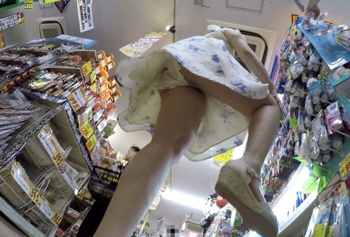 I found a cute girl in de Quijote, so I took an upside down picture www [Panchira image] 8th image