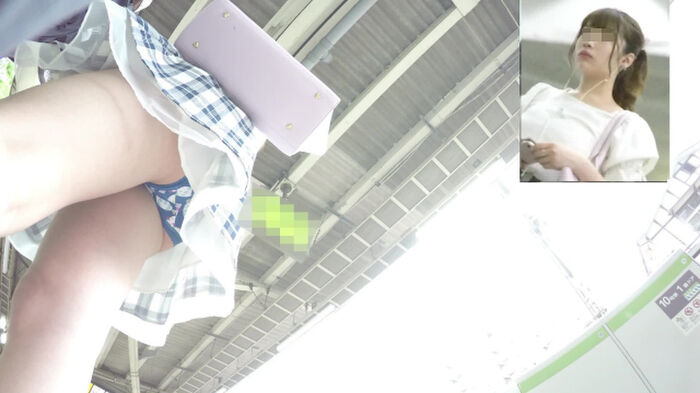 Take a brilliant upside down shot of a cute girl waiting for the train without being noticed! 31 photos 12th image