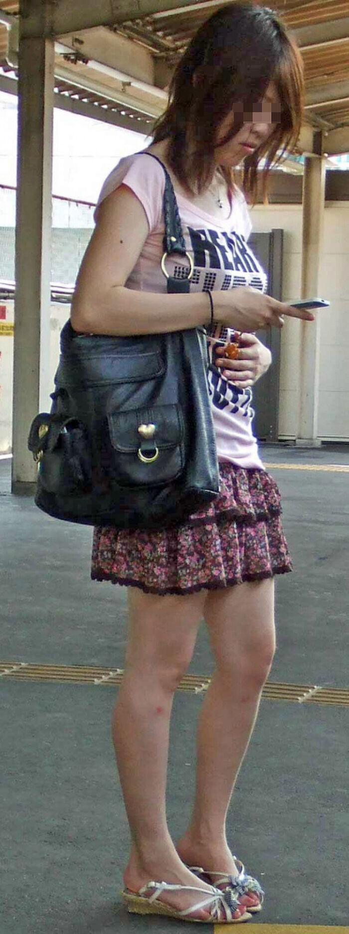 Take a brilliant upside down shot of a cute girl waiting for the train without being noticed! 31 photos 14th image