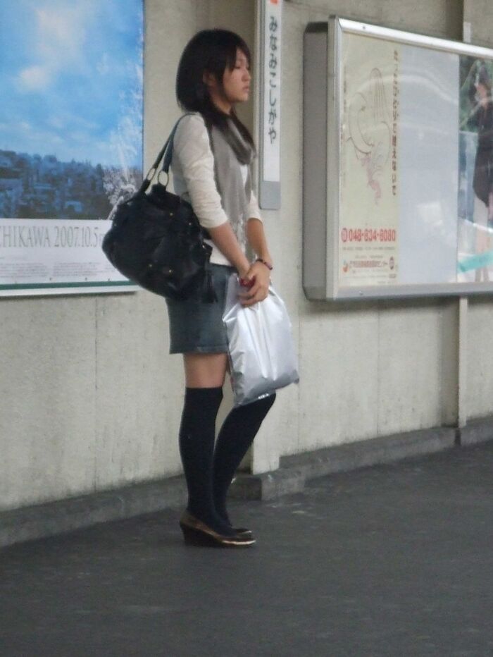 Take a brilliant upside down shot of a cute girl waiting for the train without being noticed! 31 photos 2th image