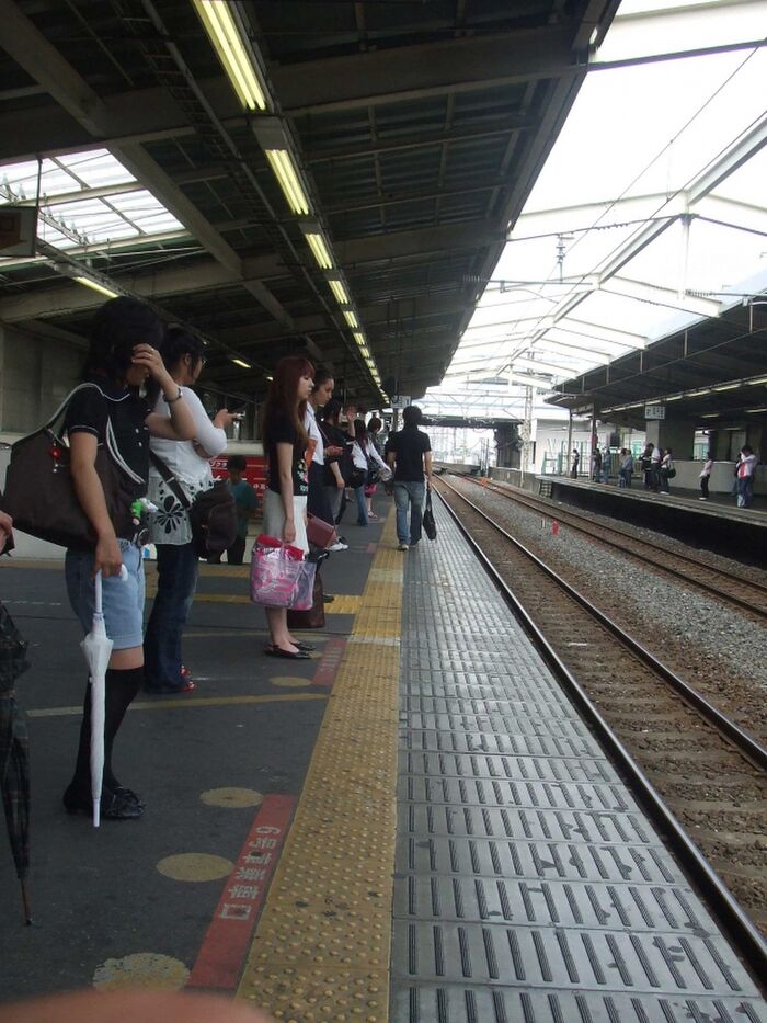 Take a brilliant upside down shot of a cute girl waiting for the train without being noticed! 31 photos 4th image