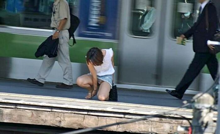 Take a brilliant upside down shot of a cute girl waiting for the train without being noticed! 31 photos 6th image