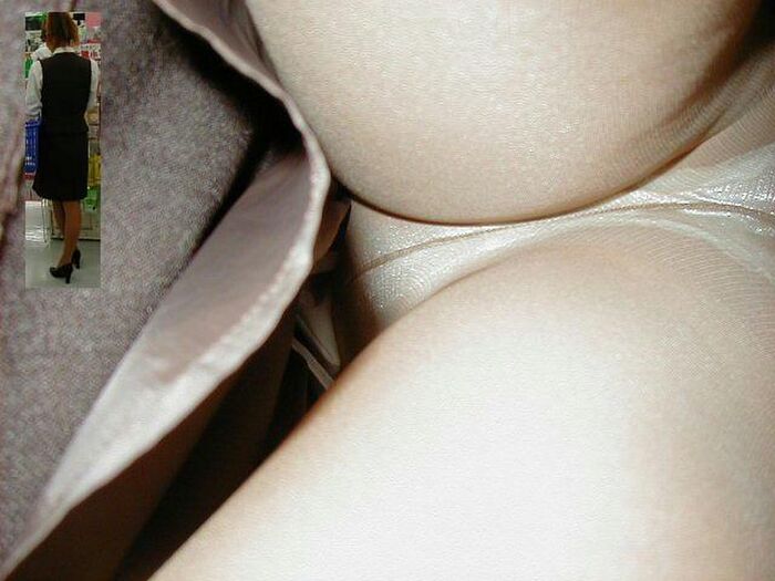 Upside down shooting of a cute amateur office lady wpart4 : 25 panchira images 13th image