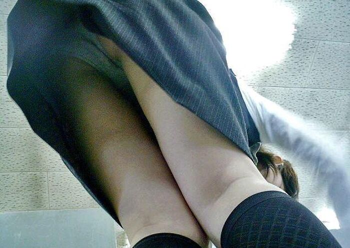 Upside down shooting of a cute amateur office lady wpart4 : 25 panchira images 3th image