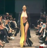 【With Image】Overseas fashion show will already turn into a boob show contest
