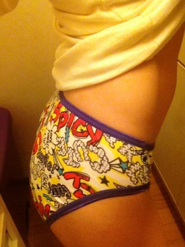 Gal wearing Shimamura pants takes a selfie erotic photo p 3th image