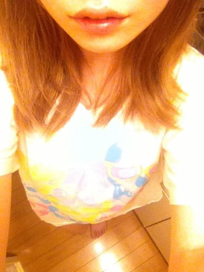 Gal wearing Shimamura pants takes a selfie erotic photo p 5th image