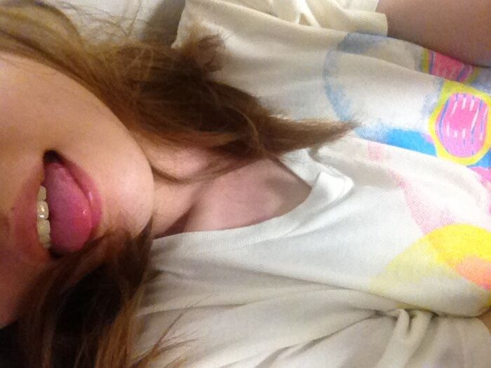 Gal wearing Shimamura pants takes a selfie erotic photo p 8th image