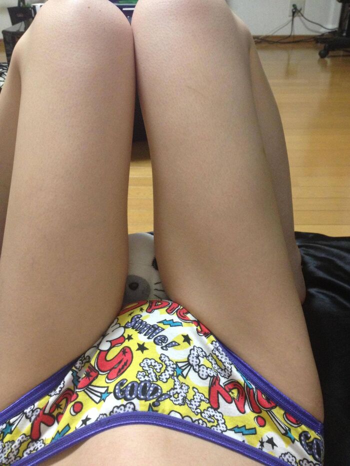 Gal wearing Shimamura pants takes a selfie erotic photo p 9th image