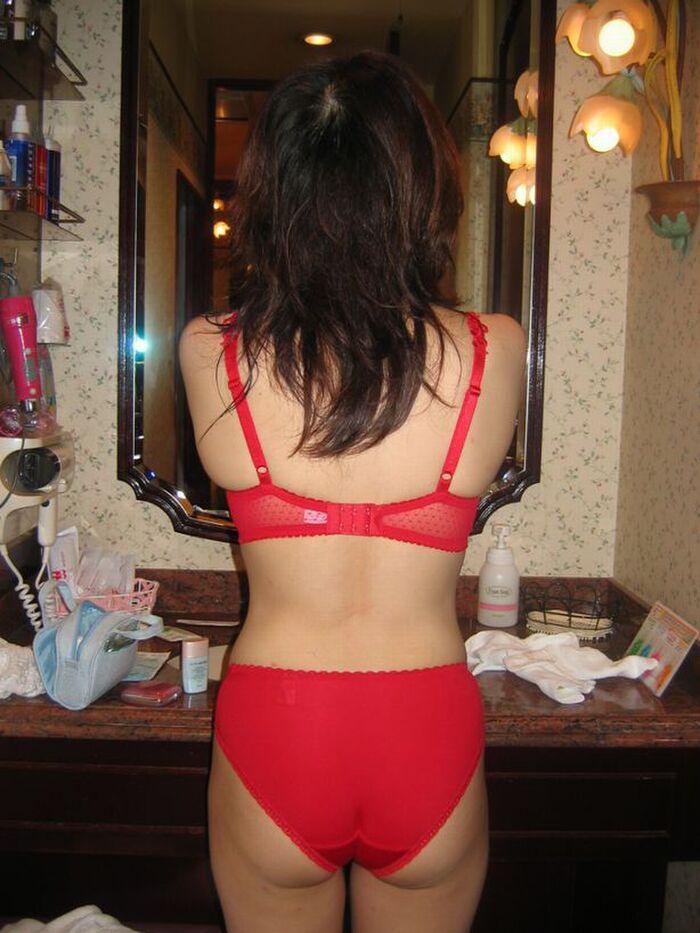 Erotic images that excite women in red underwear 30th image