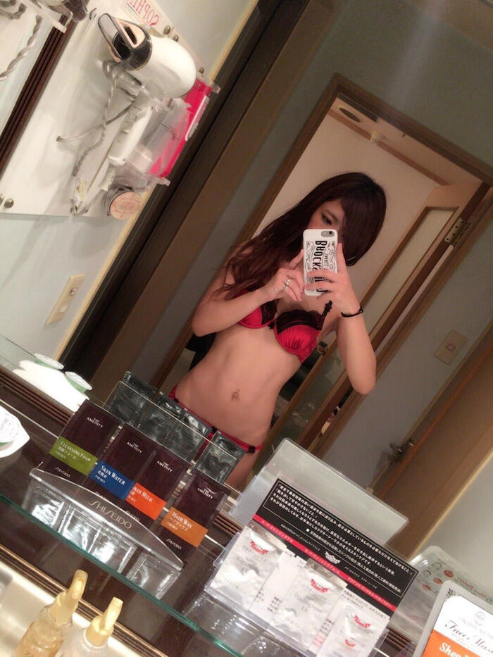 Erotic images that excite women in red underwear 45th image