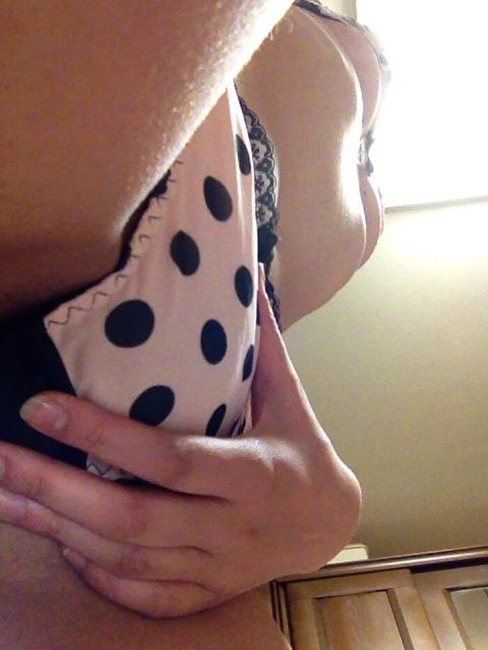 An amateur girl who provides masturbation by herself 2th image