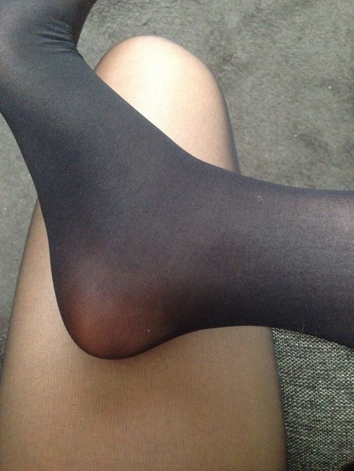 The girl who exposes her beautiful pantyhose legs on Twitter is really! 2th image