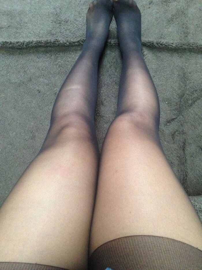 The girl who exposes her beautiful pantyhose legs on Twitter is really! 3th image