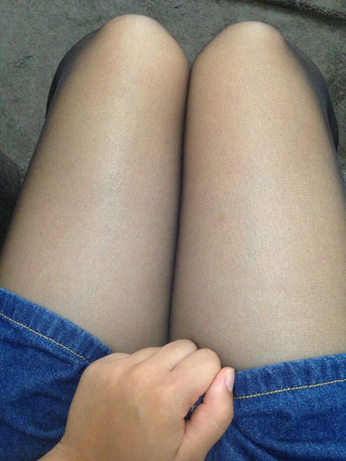 The girl who exposes her beautiful pantyhose legs on Twitter is really! 4th image