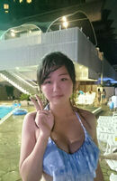 【Image】Big breasts but sober woman goes to the night pool