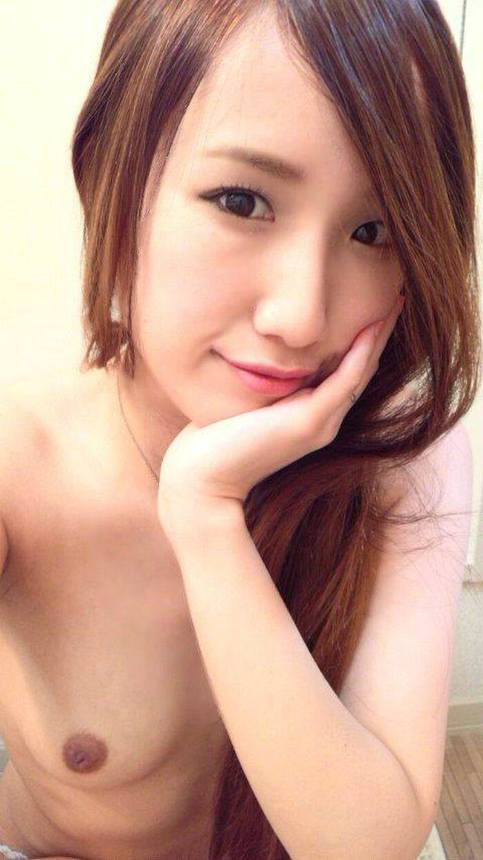 Small breasts selfie erotic image that does not flourish 22th image