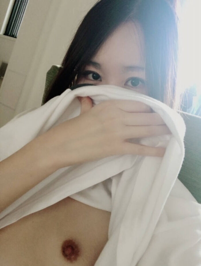 Small breasts selfie erotic image that does not flourish 8th image