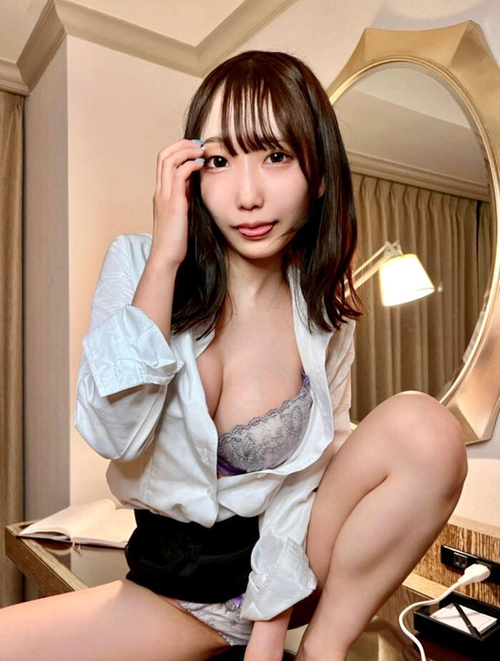 Erotic image of a office lady 2th image