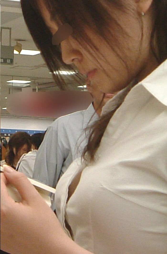 [Chest chiller] Amateur pulling cleavage voyeur that the crotch is likely to get heat stroke 15th image