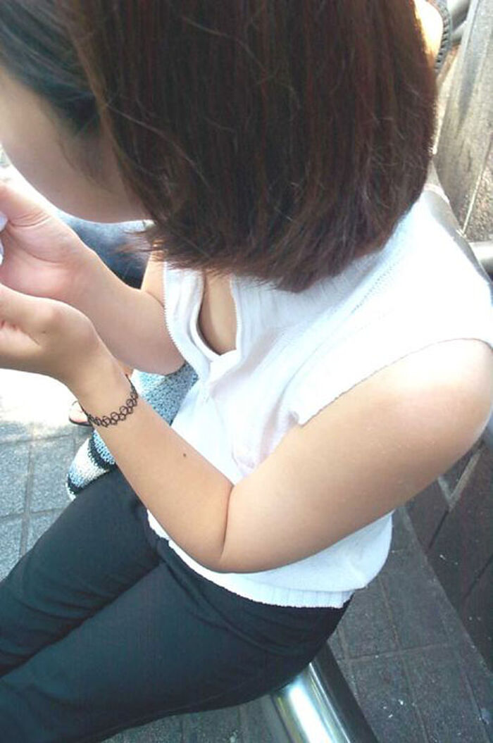 [Chest chiller] Amateur pulling cleavage voyeur that the crotch is likely to get heat stroke 32th image
