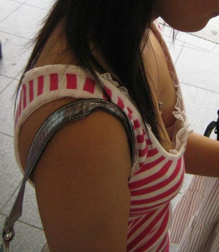 [Chest chiller] Amateur pulling cleavage voyeur that the crotch is likely to get heat stroke 35th image