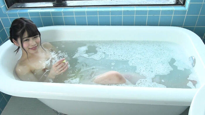 Erotic image of taking off a swimsuit in the bath 26th image