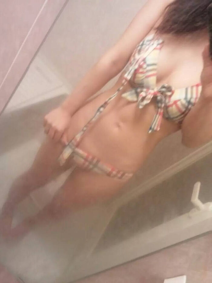 Erotic image of taking off a swimsuit in the bath 9th image