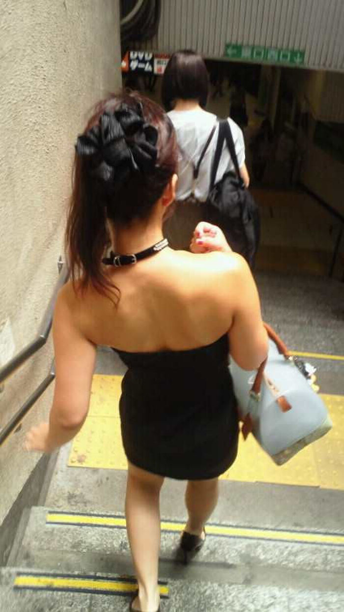 Erotic images of sexy gals with shoulders out 21th image