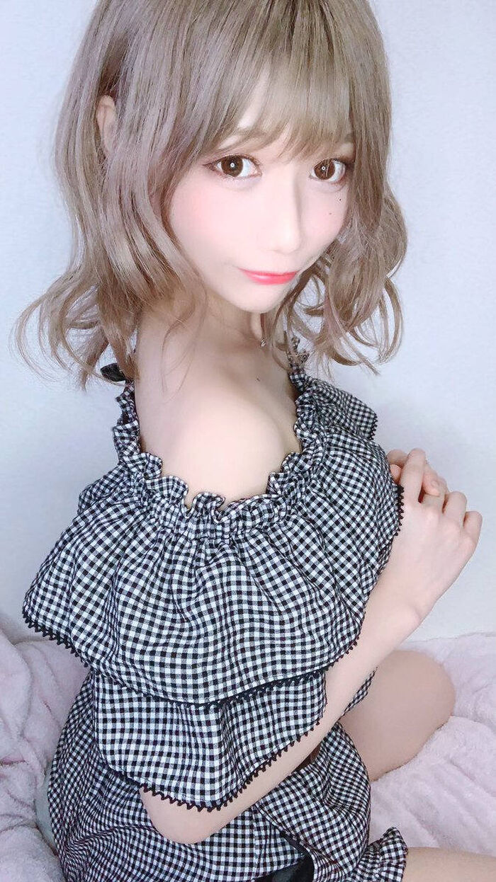 Erotic images of sexy gals with shoulders out 37th image