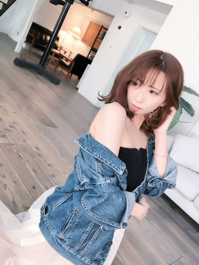 Erotic images of sexy gals with shoulders out 41th image
