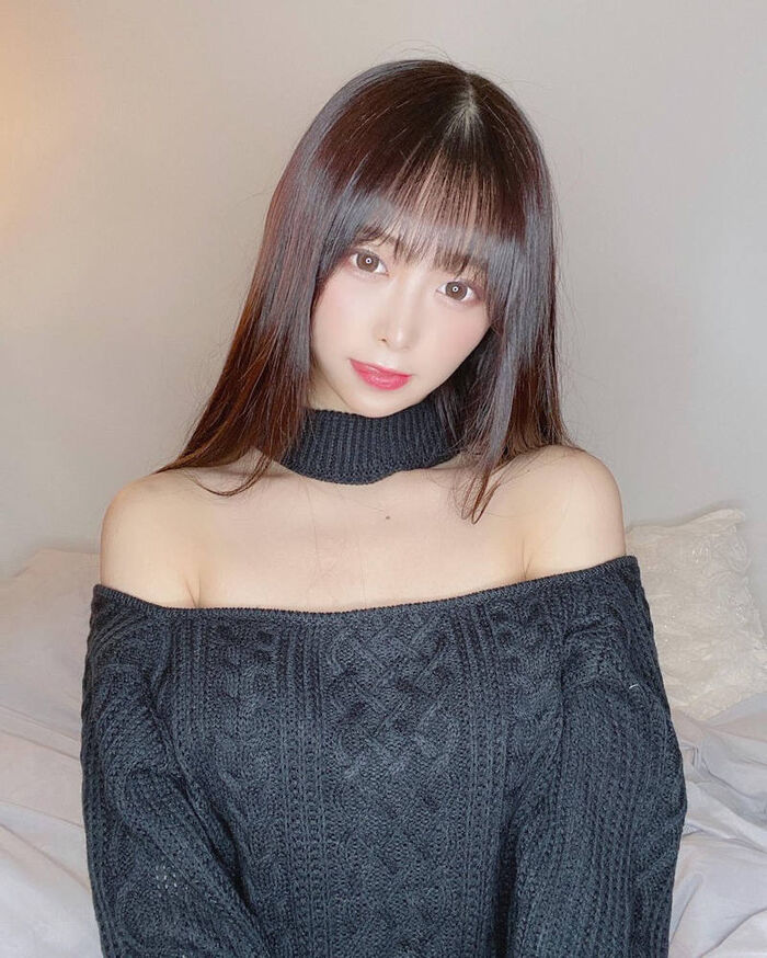 Erotic images of sexy gals with shoulders out 43th image