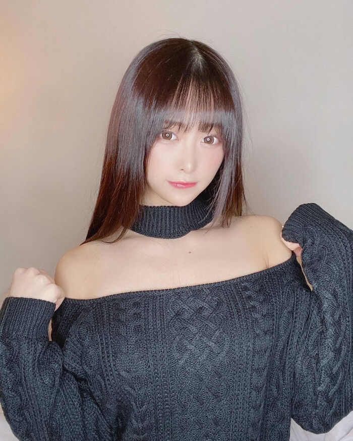 Erotic images of sexy gals with shoulders out 44th image