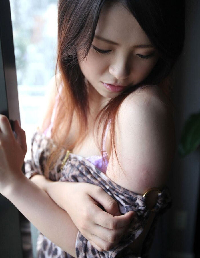 Erotic images of sexy gals with shoulders out 49th image