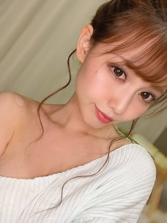 Erotic images of sexy gals with shoulders out 51th image