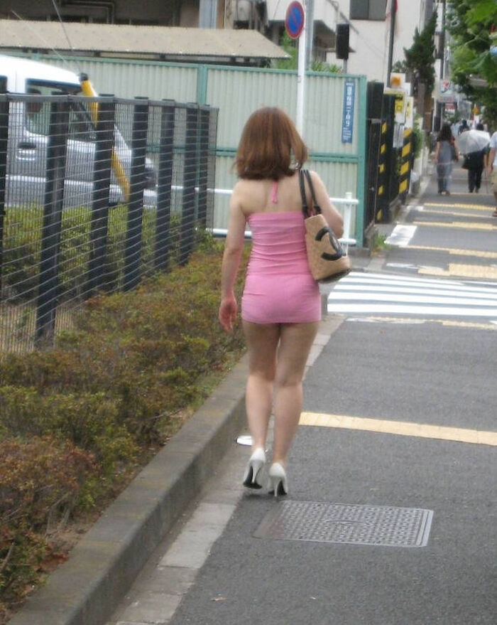 Erotic images of sexy gals with shoulders out 9th image