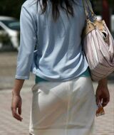 There is no doubt that the panchira that can be seen through the tight pants and skirt is a first-class voyeur.