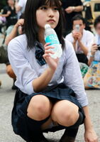 At One Fest 2014 Summer, Gu Kawa Layer is a pure white M shape in JK cosplay