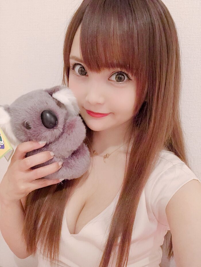 Erotic image of a pure girl holding a stuffed animal 11th image