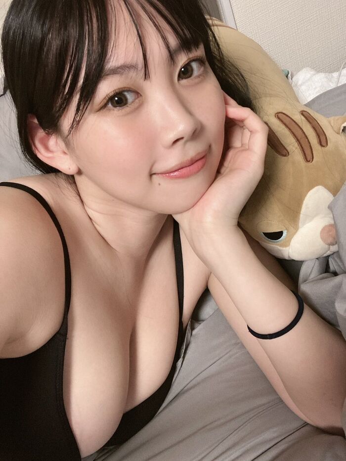 Erotic image of a pure girl holding a stuffed animal 20th image