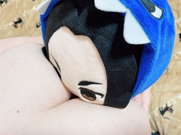 Erotic image of a pure girl holding a stuffed animal 22th image