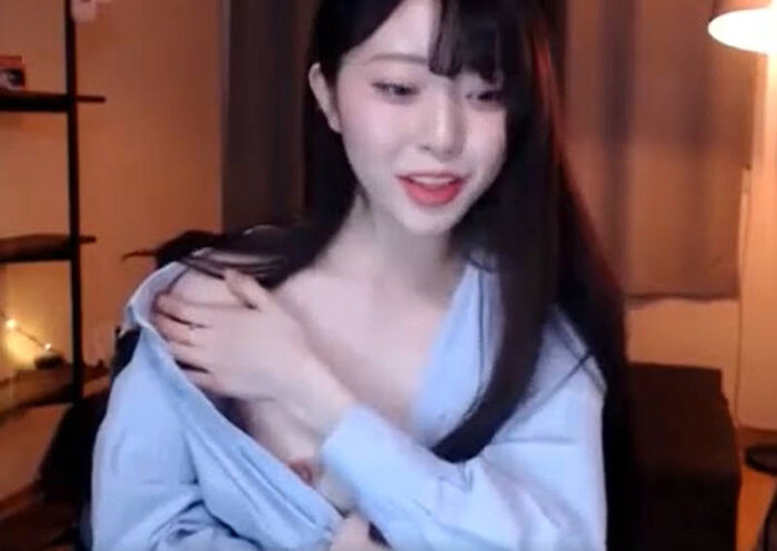 Erotic images of cute beautiful streamers 10th image