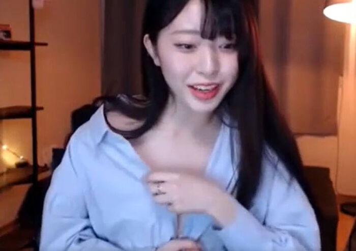 Erotic images of cute beautiful streamers 11th image