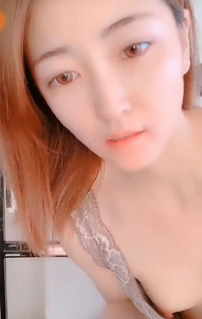 Erotic images of cute beautiful streamers 12th image