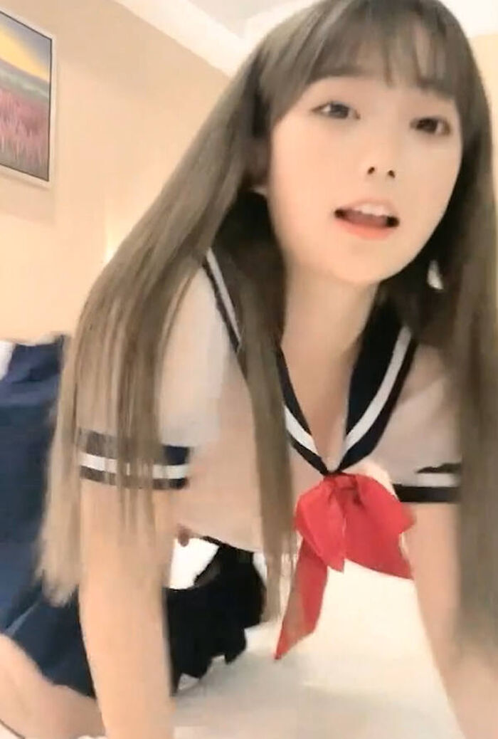 Erotic images of cute beautiful streamers 2th image